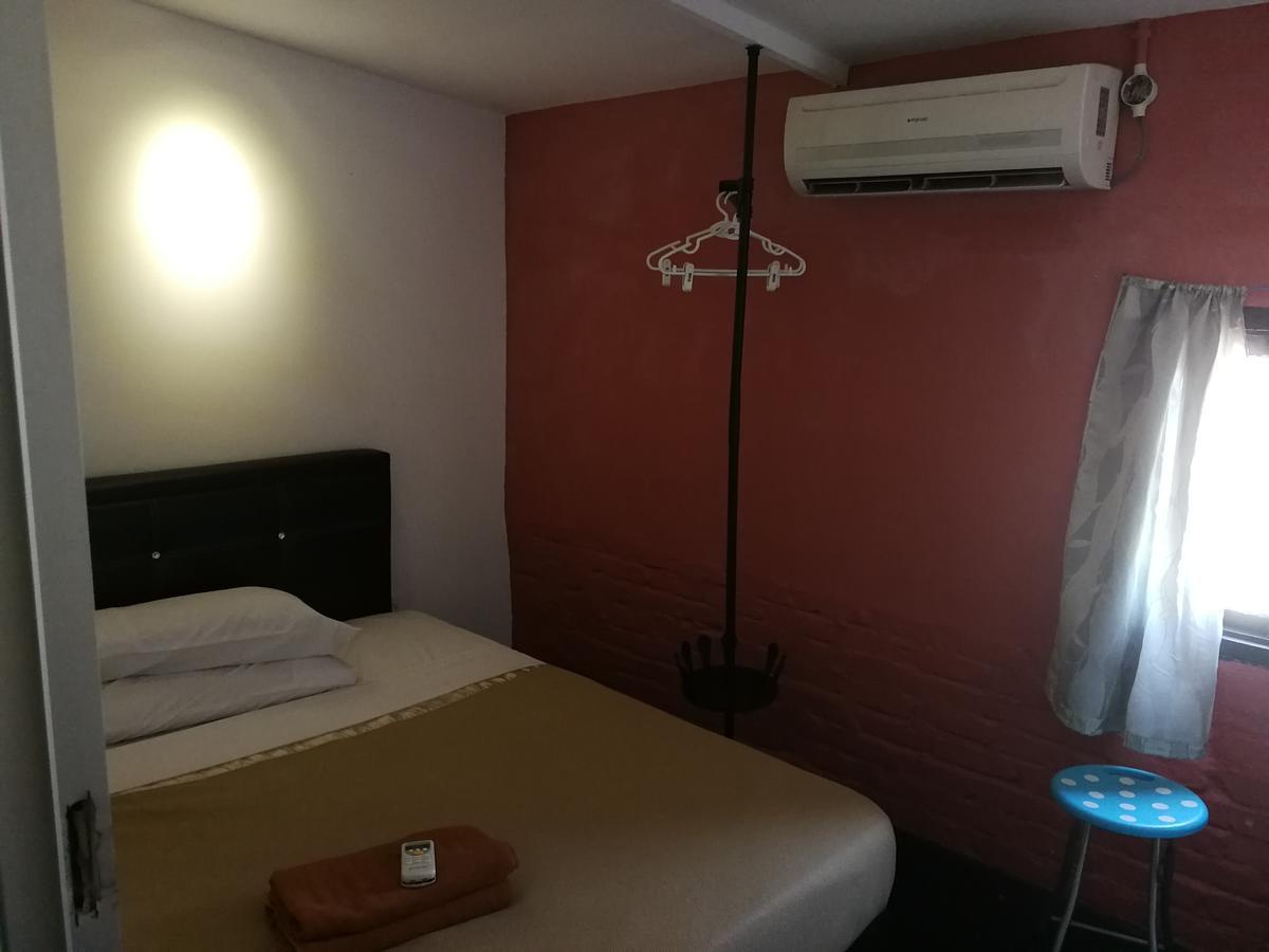 Monkey Motel Cafe Malacca Екстериор снимка